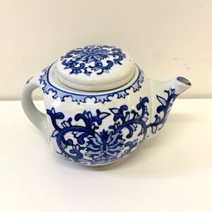 Blue & White Floral Ceramic Teapot w/ Lid Handle Glossy Round Blue & White